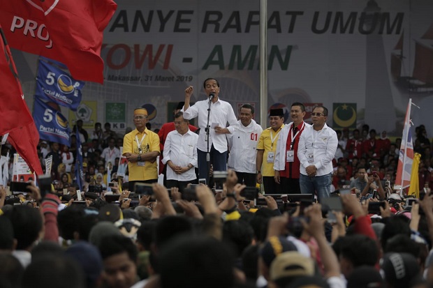 Capres 01 Jokowi Didampingi...