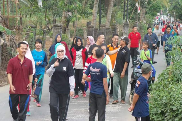 Berkeliling Desa, Ayuk...
