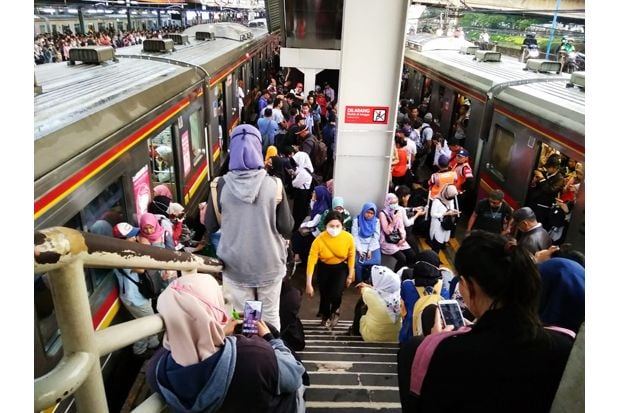 KRL Gangguan di Sudimara,...