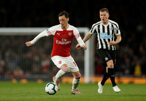 Oezil Puas Arsenal Bisa...