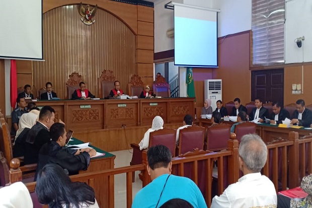 Menangis Saat Sidang,...