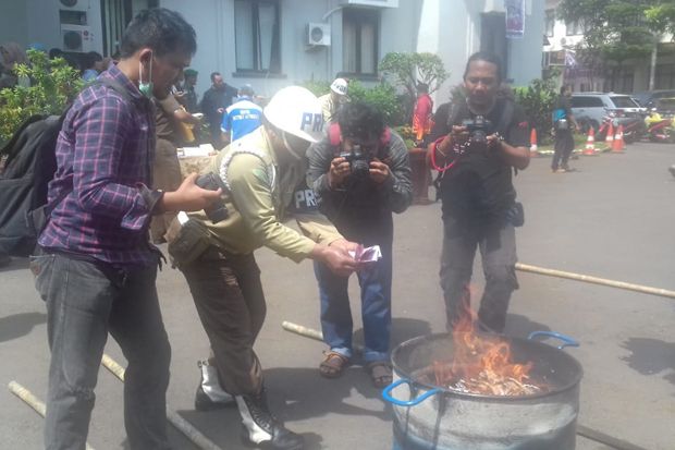Kejari Depok Musnahkan...