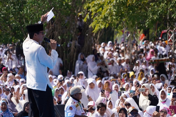 Sandiaga Terima Sumbangan...
