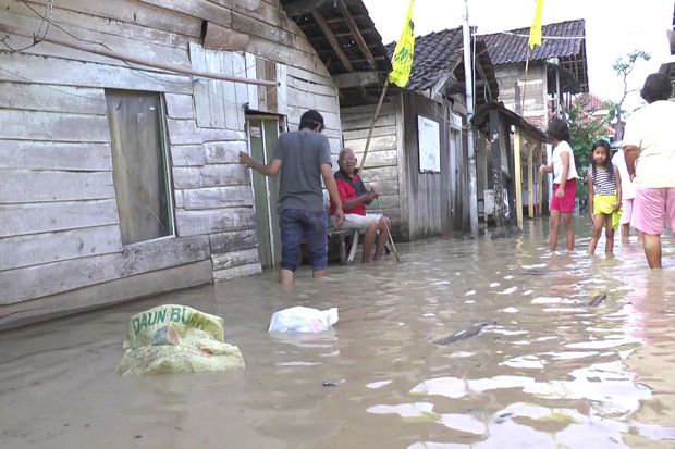 2 Sungai Meluap, Tiga...