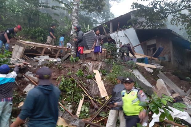 Rumah Tertimpa Tanah...