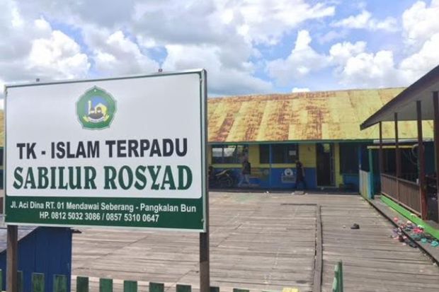 Gerombolan Monyet Serang...