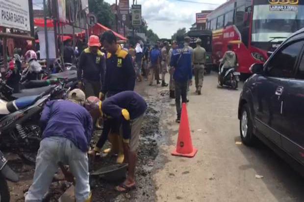 Langganan Macet, Gubernur...