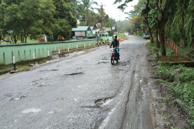 Jalan di Depan Yonif...