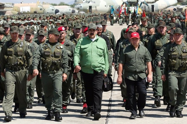 Maduro Perintahkan Militer...
