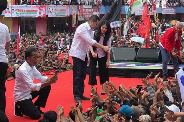 HT dan Istri Jalan Kaki...