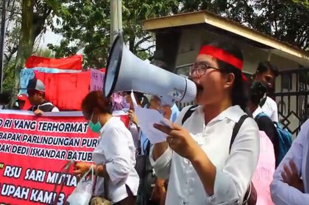 Tuntut Gaji, Puluhan...