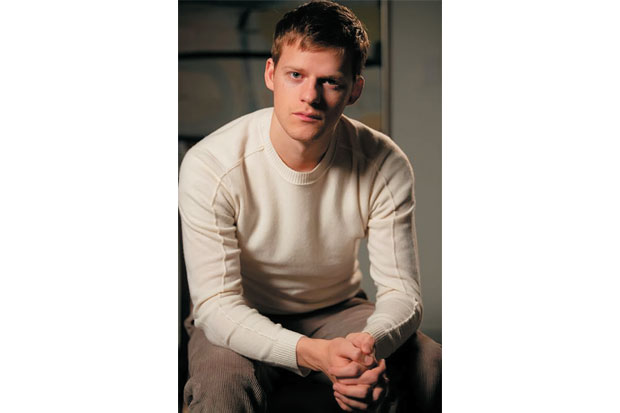 Lucas Hedges Menikmati...