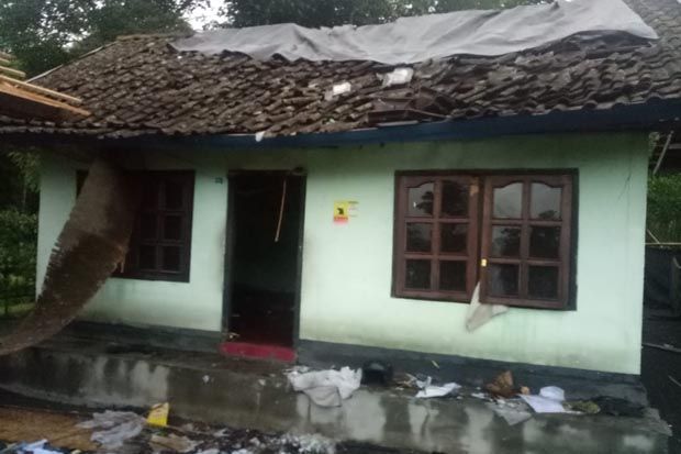Petir Sambar Rumah Warga...