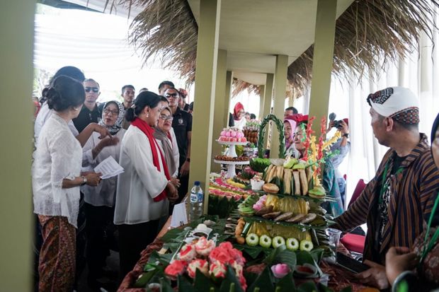 Iriana Jokowi Hadiri...