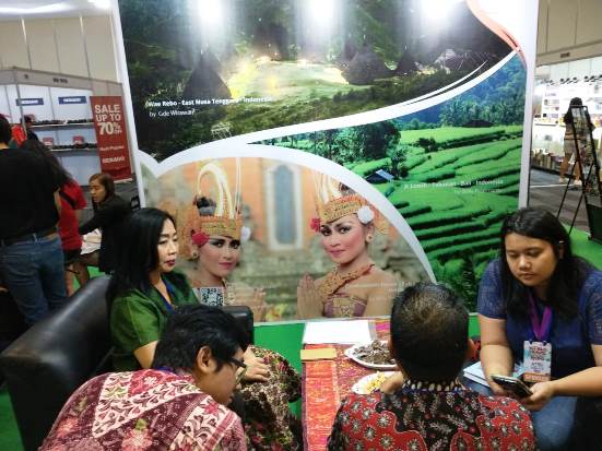 Sambangi Booth Kemenpar...