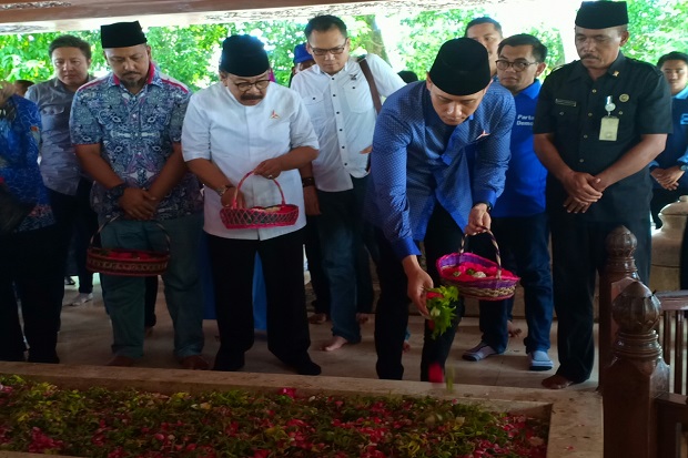 Ziarahi Makam Bung Karno,...