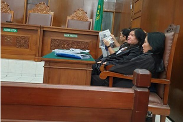 Sidang Diskors, Terdakwa...