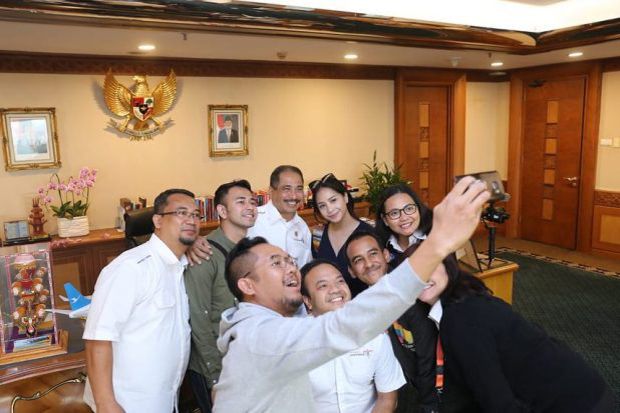 Nge-vlog Bareng Raffi-Nagita,...