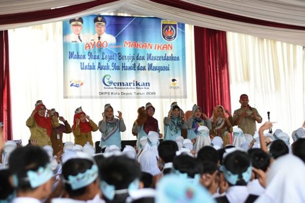 Ratusan Siswa dan Ibu...