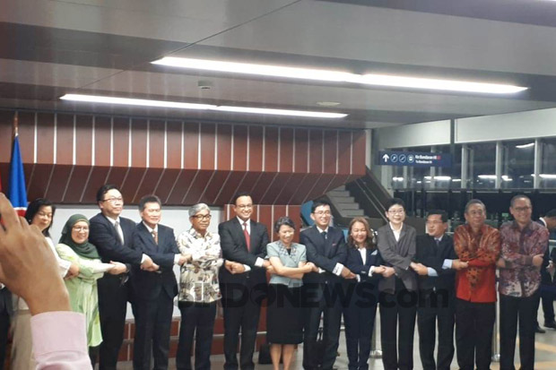 Resmikan Stasiun ASEAN,...