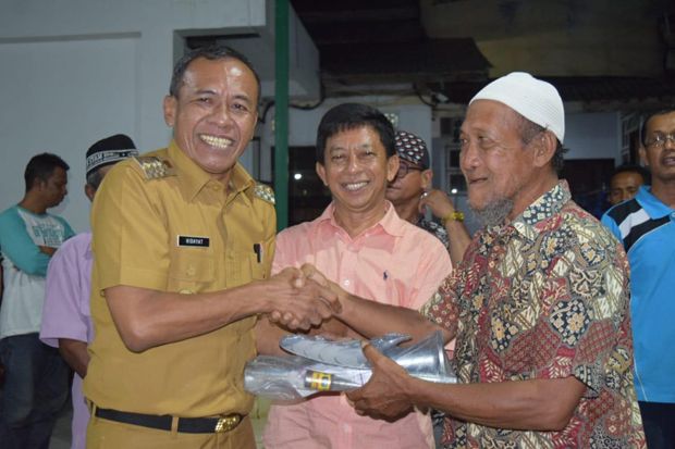 Wali Kota Palu Berikan...
