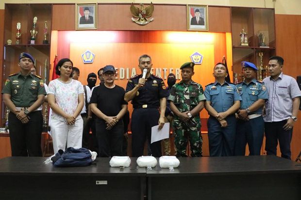 Petugas Bea Cukai Dumai...