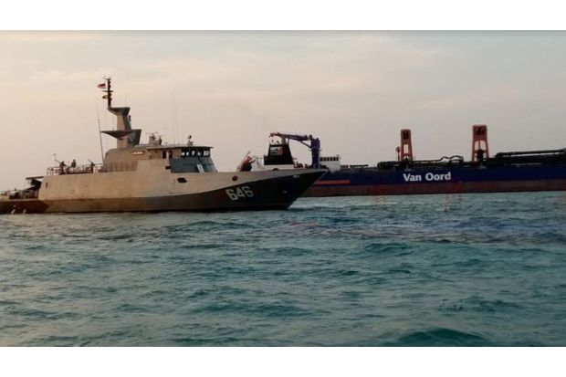 Kapal Perang KRI Siwar-646...