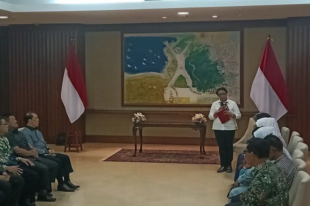 Menlu Retno Serah Terimakan...