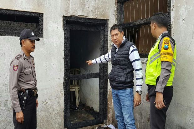 Kantor Desa Terbakar...