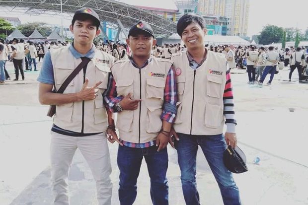 Berpose 2 Jari, Dua...
