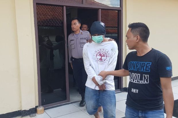 Dua Pelaku Pembuang...