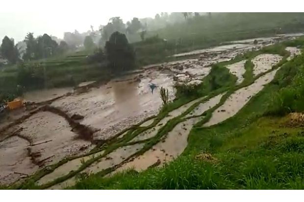Banjir Bandang Terjang...