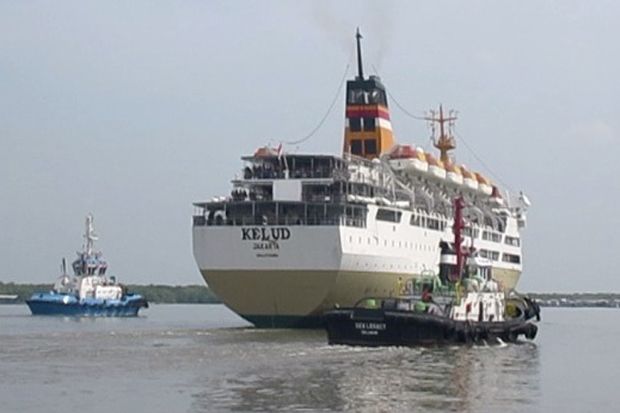 Ratusan Penumpang Kapal...