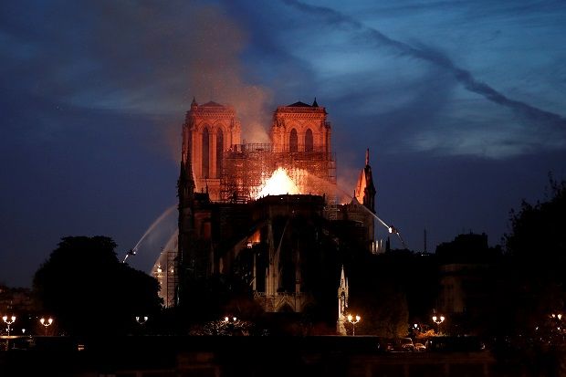 Selain Notre Dame, 4...