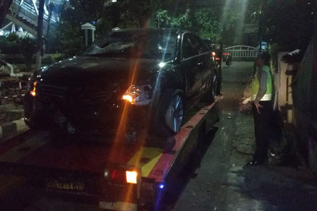 Mobil Mewah Penabrak...