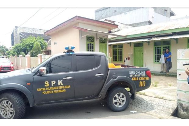 Ibu dan Putrinya Berusia...