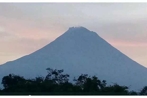 Merapi Kembali Keluarkan...
