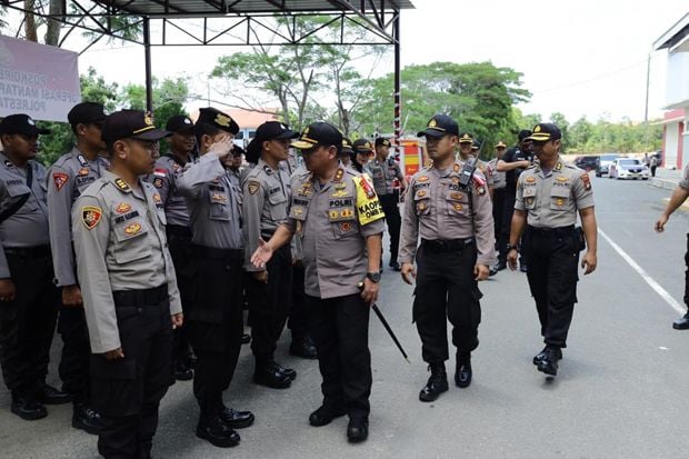 Polisi Periksa 4 Orang...