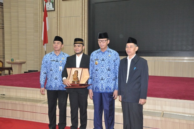 Gubernur Banten Beri...