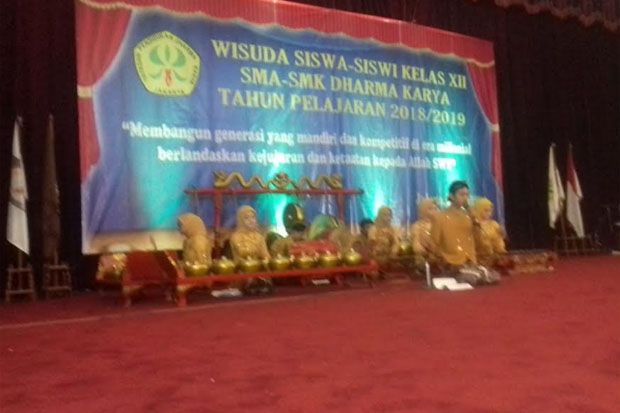 Generasi Milenial Tampilkan...