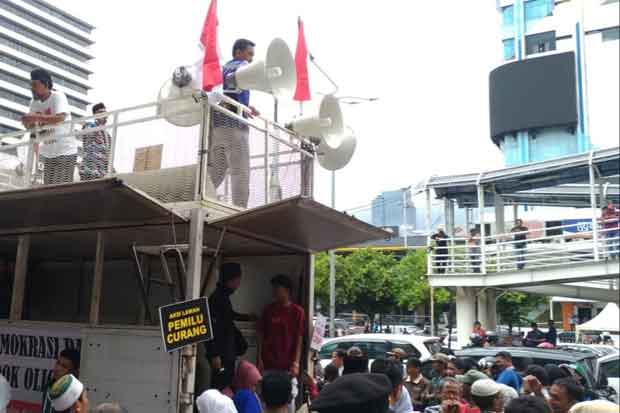 Digeruduk Ratusan Pendemo,...