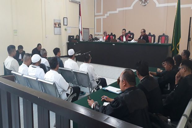 8 Terdakwa Korupsi Pasar...