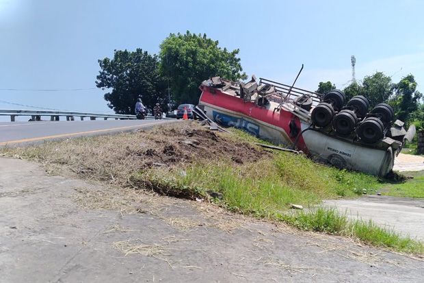 Truk Tangki Semen Terguling,...
