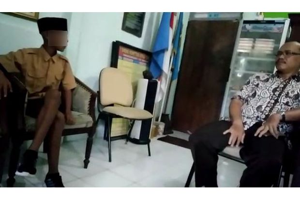 Murid SD di Surabaya...