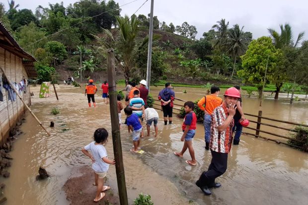 Banjir dan Longsor Terjang...