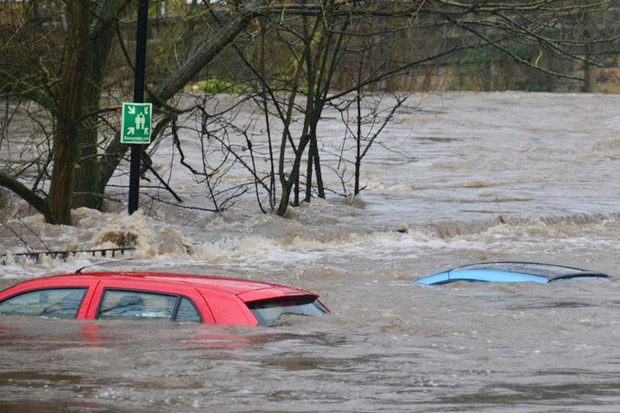 Banjir dan Longsor Landa...