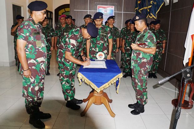 Letkol Laut (P) Ari...