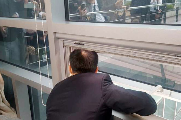 Legislator Korsel Dikunciin...