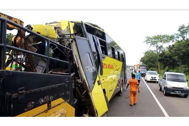Sopir Bus Ngantuk Tabrak...