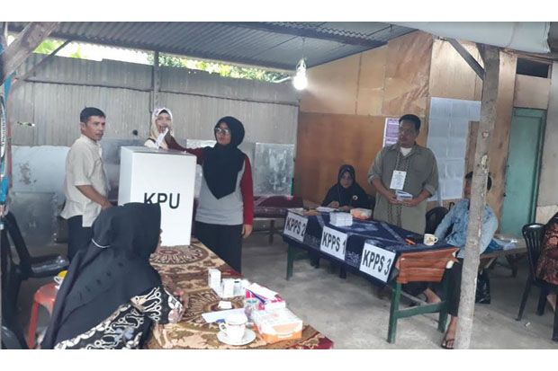 Hujan Tak Surutkan Warga...